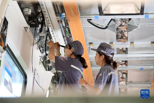 轨道上的列车跑出天津制造“加速度” 轨道上的列车跑出天津制造“加速度”