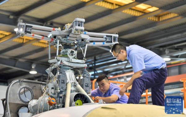 机库里的直升机飞向祖国蓝天“新高度”