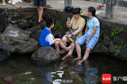 海口市民“洗龙水”过端午