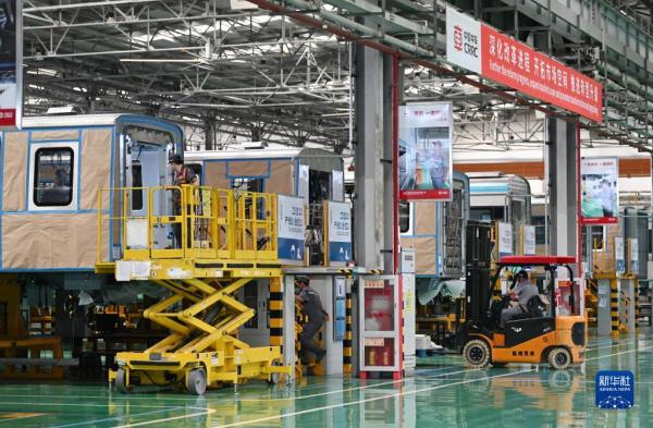 轨道上的列车跑出天津制造“加速度” 轨道上的列车跑出天津制造“加速度”