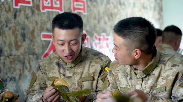 4年没回家！喀喇昆仑战士一口吃出妈妈包的粽子