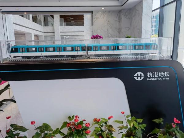 小伙晒出一本驾驶证火了！网友好奇：开4000多万的车是什么体验？