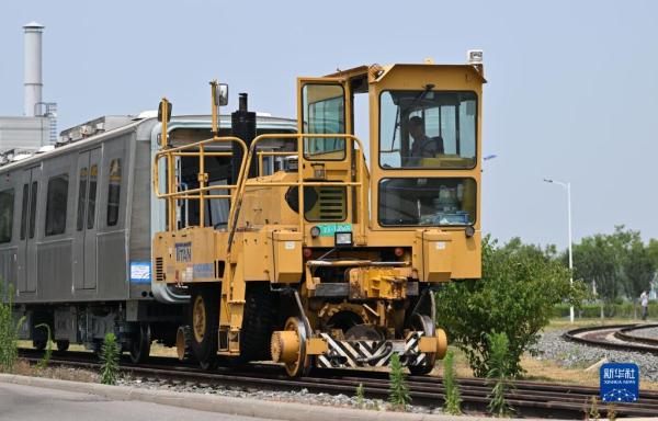 轨道上的列车跑出天津制造“加速度” 轨道上的列车跑出天津制造“加速度”