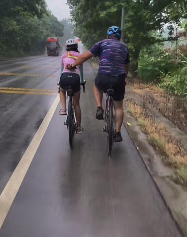 父亲带12岁女儿休学骑行全国，21天跨4省！网友却为此吵翻