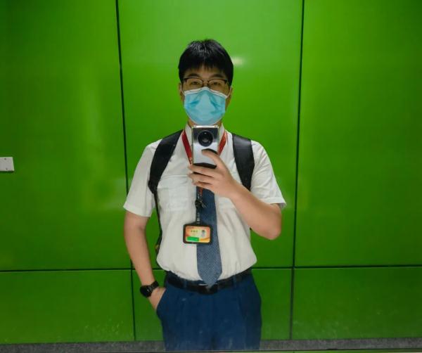 小伙晒出一本驾驶证火了！网友好奇：开4000多万的车是什么体验？