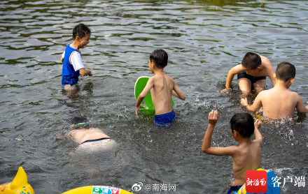 海口市民“洗龙水”过端午