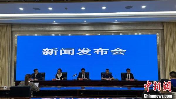 银川召开发布会通报爆炸事故 在场人员向遇难者默哀一分钟