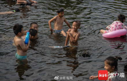 海口市民“洗龙水”过端午