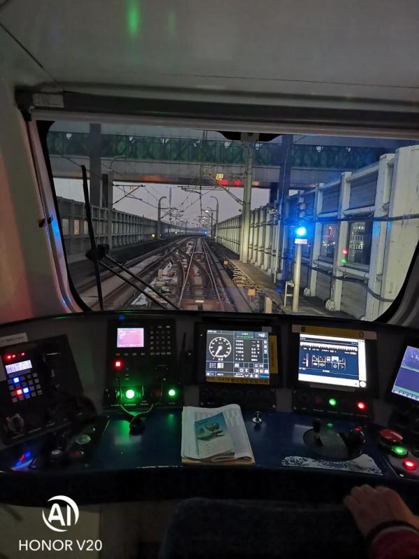 小伙晒出一本驾驶证火了！网友好奇：开4000多万的车是什么体验？