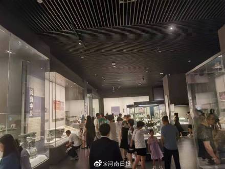 河南博物院首次夜间开放受热捧
