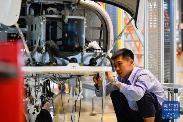 机库里的直升机飞向祖国蓝天“新高度”