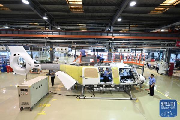 机库里的直升机飞向祖国蓝天“新高度”