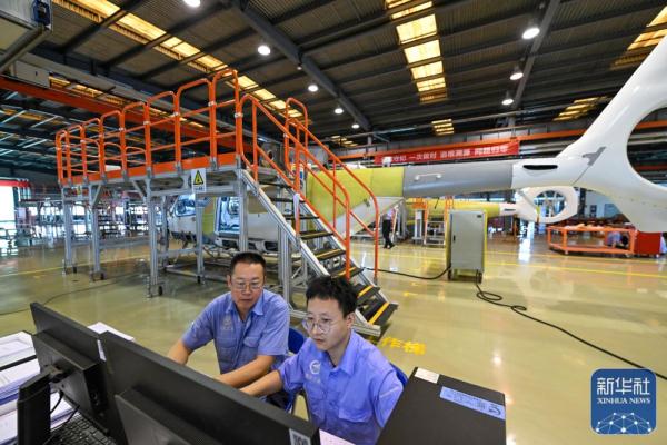 机库里的直升机飞向祖国蓝天“新高度”