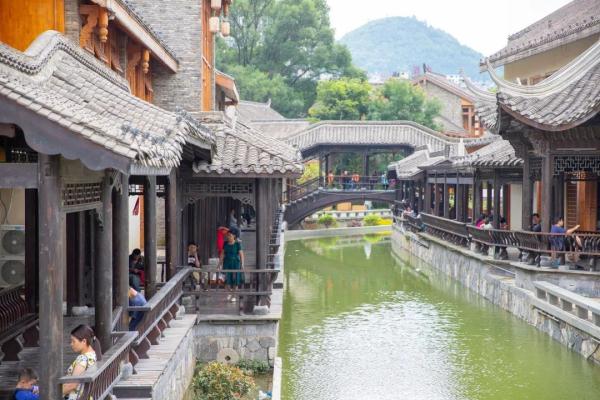 想体验15℃的夏天？来坐这条“避暑高铁”