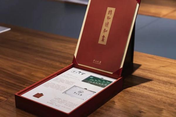 网友怒赞！这些大学的录取通知书太暖心
