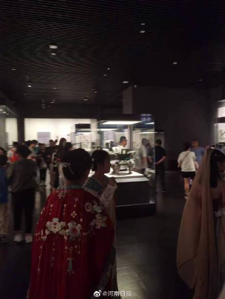 河南博物院首次夜间开放受热捧