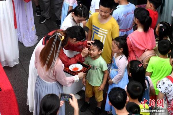 端午节小知识:为何要悬挂艾草、佩香囊? 端午节小知识:为何要悬挂艾草、佩香囊?