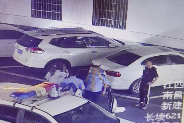 突然，民警来个熊抱！