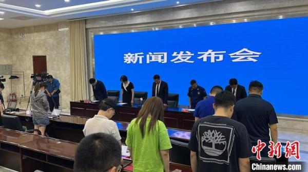 银川召开发布会通报爆炸事故 在场人员向遇难者默哀一分钟