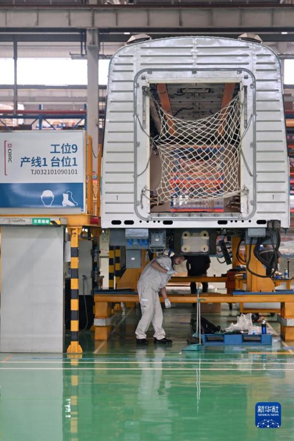 轨道上的列车跑出天津制造“加速度” 轨道上的列车跑出天津制造“加速度”