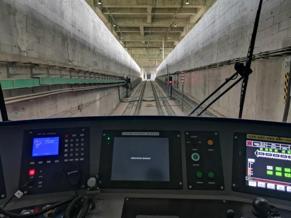 小伙晒出一本驾驶证火了！网友好奇：开4000多万的车是什么体验？