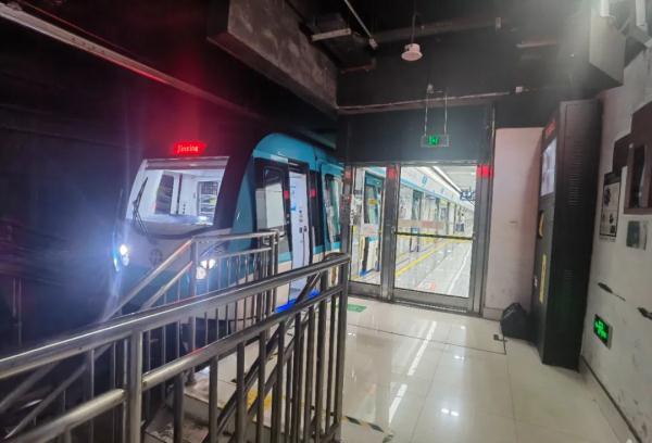 小伙晒出一本驾驶证火了！网友好奇：开4000多万的车是什么体验？