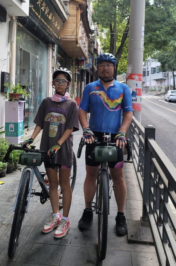 父亲带12岁女儿休学骑行全国，21天跨4省！网友却为此吵翻