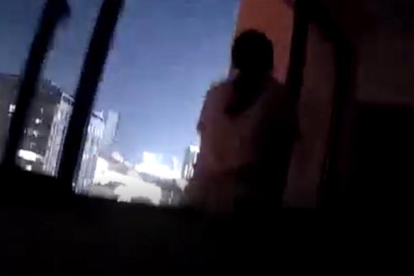 突然，民警来个熊抱！