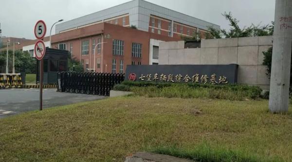 小伙晒出一本驾驶证火了！网友好奇：开4000多万的车是什么体验？