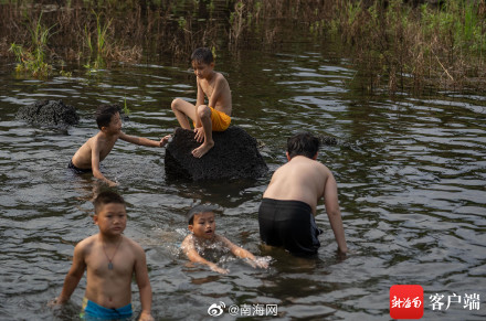 海口市民“洗龙水”过端午