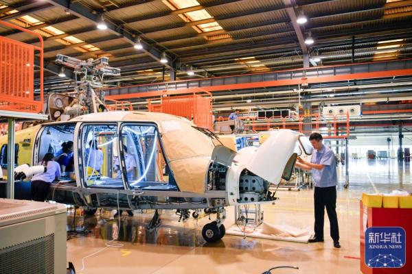 机库里的直升机飞向祖国蓝天“新高度”