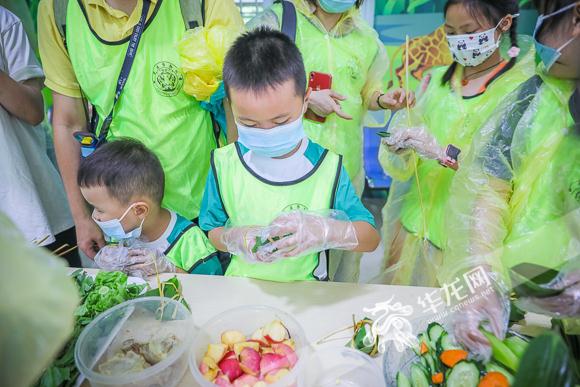 看重庆动物园萌兽花样过端午！它们也吃上了粽子大餐