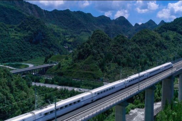 想体验15℃的夏天？来坐这条“避暑高铁”