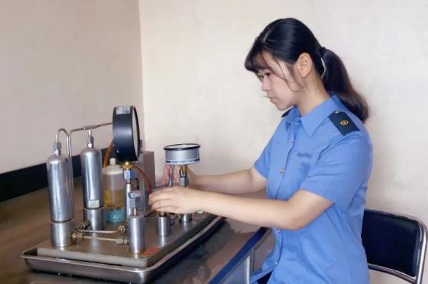 硬核!铁路女生的包里装了啥? 硬核!铁路女生的包里装了啥?