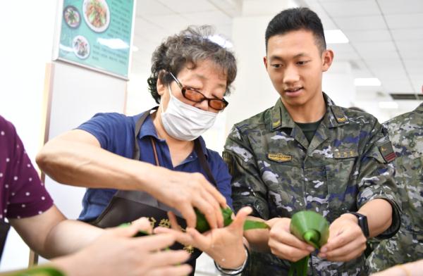 4年没回家,一口吃出妈妈包的粽子,他落泪了…… 4年没回家,一口吃出妈妈包的粽子,他落泪了……