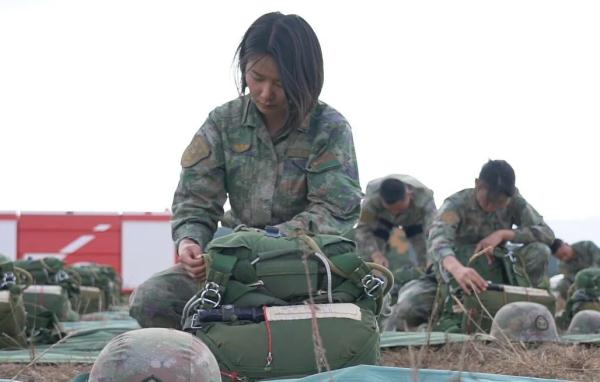 滇西高原：多机型实降跳伞，提升官兵突防本领