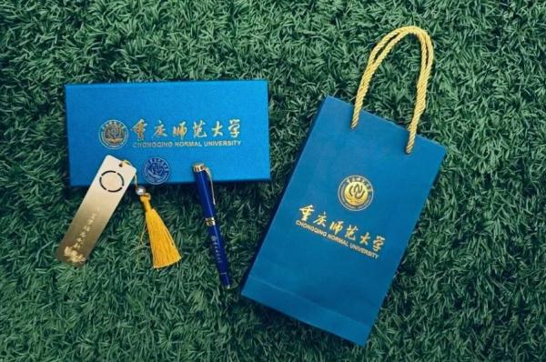 明信片、登机牌、保温杯……重庆高校毕业赠礼“卷”起来 明信片、登机牌、保温杯……重庆高校毕业赠礼“卷”起来