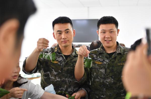 4年没回家,一口吃出妈妈包的粽子,他落泪了…… 4年没回家,一口吃出妈妈包的粽子,他落泪了……