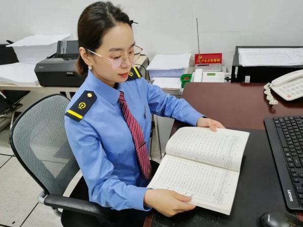 硬核!铁路女生的包里装了啥? 硬核!铁路女生的包里装了啥?