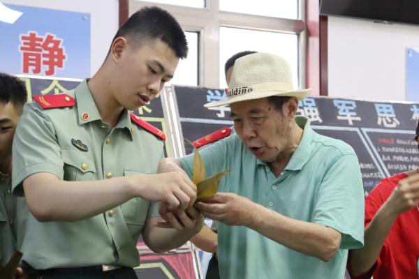 4年没回家,一口吃出妈妈包的粽子,他落泪了…… 4年没回家,一口吃出妈妈包的粽子,他落泪了……