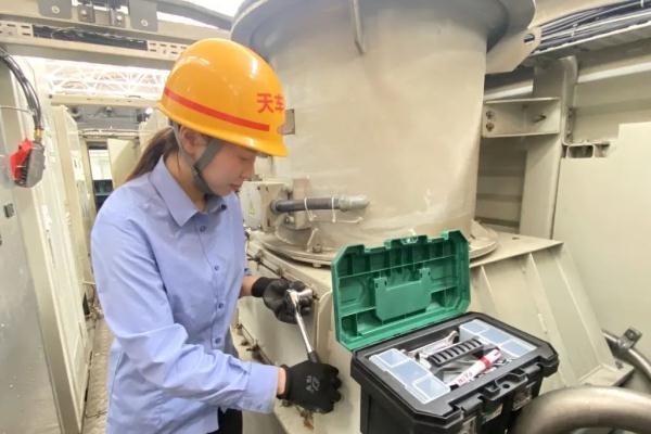 硬核!铁路女生的包里装了啥? 硬核!铁路女生的包里装了啥?