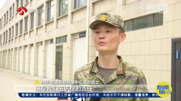 晚上9点多，他挨家挨户用力敲门！