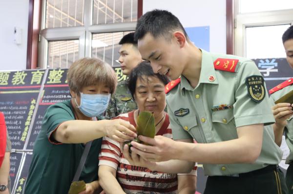 4年没回家,一口吃出妈妈包的粽子,他落泪了…… 4年没回家,一口吃出妈妈包的粽子,他落泪了……