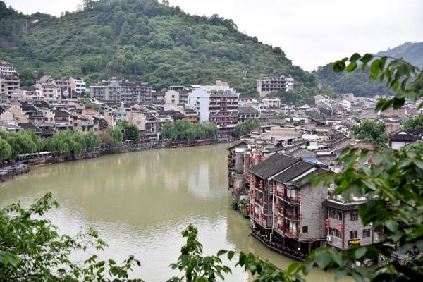 贵州镇远:龙舟竞技“闹”古城 贵州镇远:龙舟竞技“闹”古城