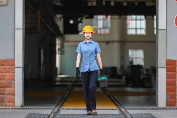 硬核!铁路女生的包里装了啥? 硬核!铁路女生的包里装了啥?