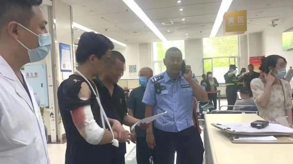 “手臂被机器割断，急需转院手术……”哈尔滨交警紧急护送断臂男子就医