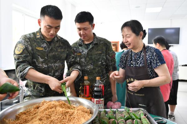 4年没回家,一口吃出妈妈包的粽子,他落泪了…… 4年没回家,一口吃出妈妈包的粽子,他落泪了……