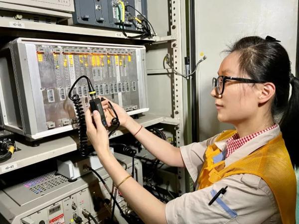 硬核!铁路女生的包里装了啥? 硬核!铁路女生的包里装了啥?