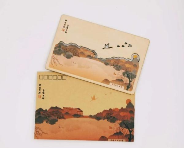 明信片、登机牌、保温杯……重庆高校毕业赠礼“卷”起来 明信片、登机牌、保温杯……重庆高校毕业赠礼“卷”起来