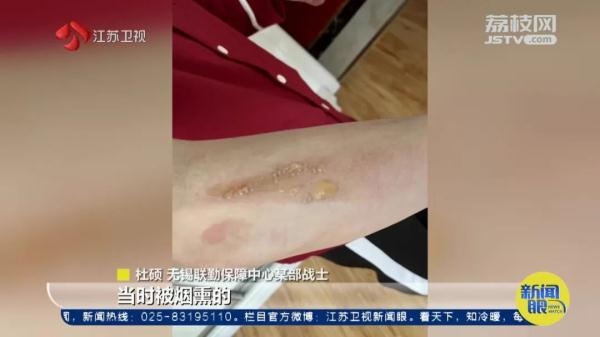 晚上9点多，他挨家挨户用力敲门！